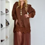 Braon plus-size elegantna haljina od satena sa čipkom i tilom, oversize kroj.