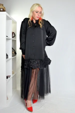 Crna plus-size elegantna haljina od satena sa čipkom i tilom, oversize kroj.