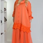 Narandžasta plus-size elegantna haljina od satena sa čipkom i tilom, oversize kroj.
