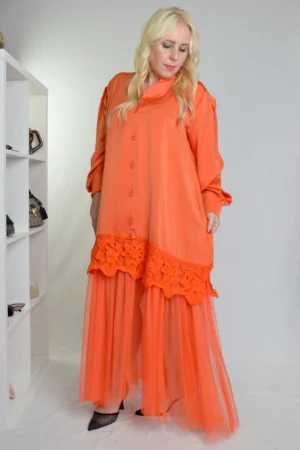 Narandžasta plus-size elegantna haljina od satena sa čipkom i tilom, oversize kroj.
