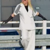 Beli elegantno-sportski plus-size komplet sa sakoom kratkih rukava i širokim pantalonama.