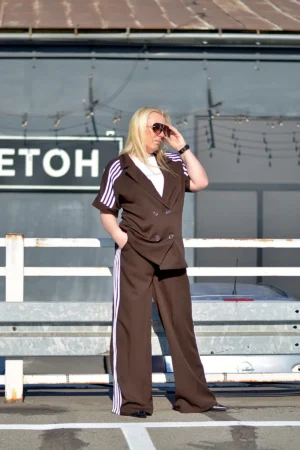 Braon elegantno-sportski plus-size komplet sa sakoom kratkih rukava i širokim pantalonama.