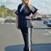 Crni elegantno-sportski plus-size komplet sa sakoom kratkih rukava i širokim pantalonama.