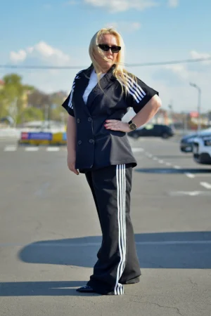 Crni elegantno-sportski plus-size komplet sa sakoom kratkih rukava i širokim pantalonama.