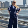 Teget elegantno-sportski plus-size komplet sa sakoom kratkih rukava i širokim pantalonama.