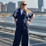 Teget elegantno-sportski plus-size komplet sa sakoom kratkih rukava i širokim pantalonama.